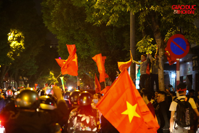 Không khí náo nhiệt trên đường phố Hà Nội trước chiến thắng quan trọng của đội nhà.