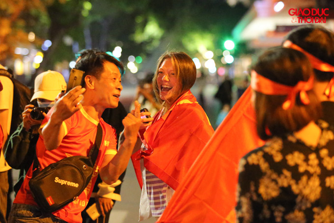 Một CĐV nước ngoài chung vui với chiến thắng của đội tuyển Việt Nam.