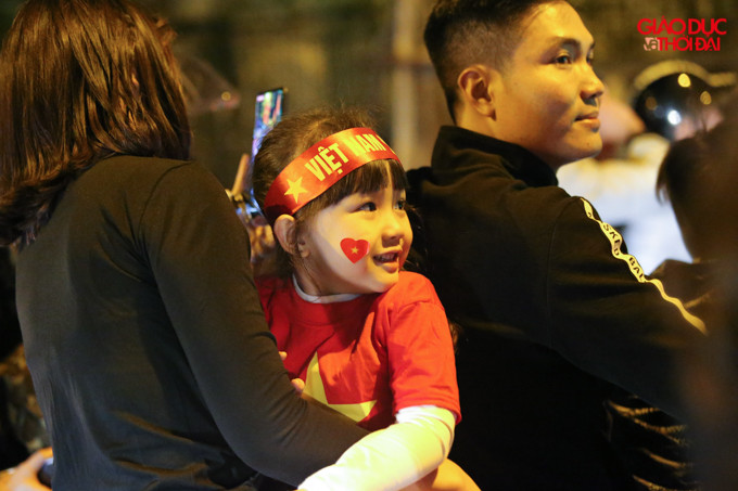 Ngay sau khi tiếng coi kết thúc trận đấu vang lên, hàng ngàn người đã cùng đổ ra đường để ăn mừng chiến thắng của đội tuyển Việt Nam.