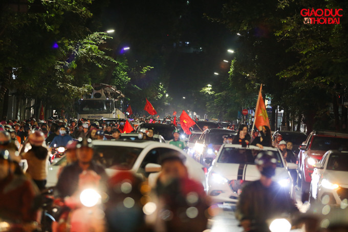 Tại khu vực nhà hát lớn, Trần Hưng Đạo, Ngô Quyền, Lý Thường Kiệt, Phố Huế, CĐV đổ về đông nghẹt, với cờ đỏ sao vàng ăn mừng chiến thắng của thầy trò HLV Park Hang-seo.