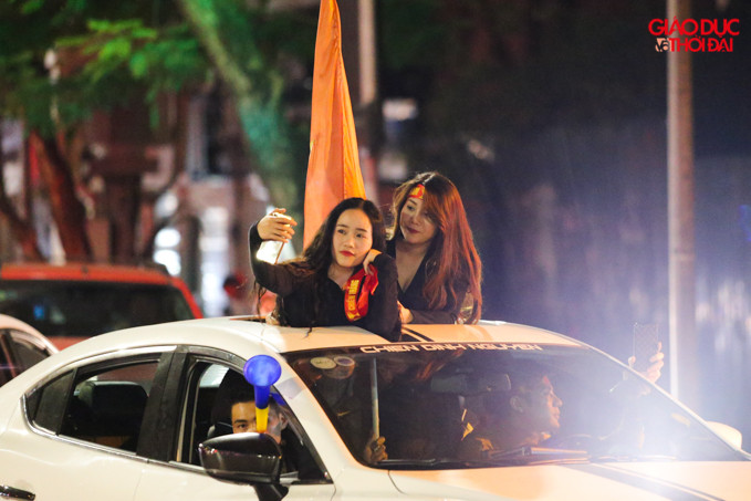 Nhiều bạn trẻ đã tranh thủ chụp cho mình những tấm hình để lưu lại khoảng khắc ăn mừng.