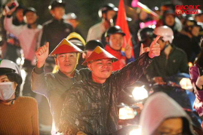 Các tuyến phố quanh khu vực Hồ Gươm đông nghẹt người xuống đường mừng chiến thắng của đội tuyển Việt Nam.