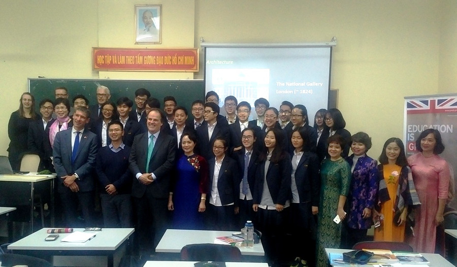Chuyến thăm của ngài Quốc Vụ khanh niềm động viên cho trường Chuyến thăm của ngài Quốc Vụ khanh niềm động viên cho trường