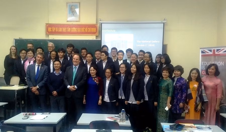 Chuyến thăm của ngài Quốc Vụ khanh niềm động viên cho trường