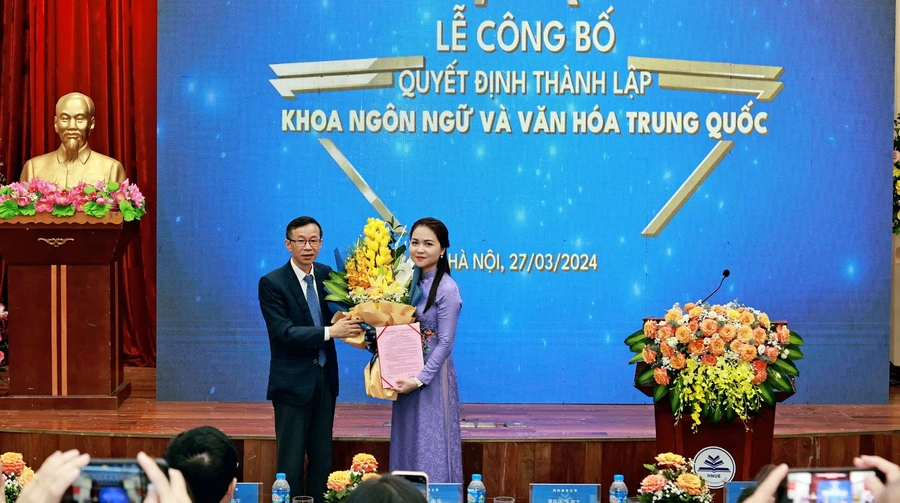 GS.TS. Nguyễn Văn Minh trao Quyết định thành lập Khoa Ngôn ngữ và Văn hóa Trung Quốc