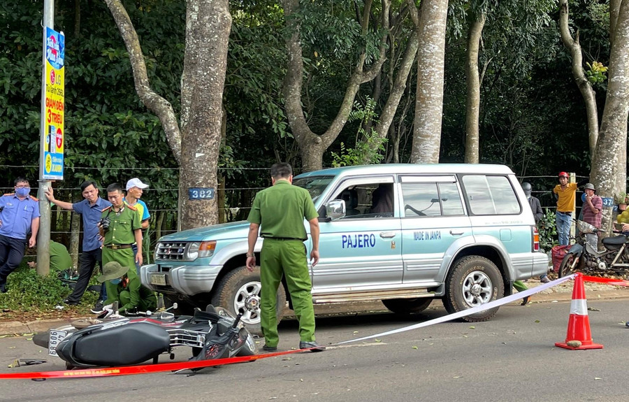 Lực lượng chức năng khám xét hiện trường.