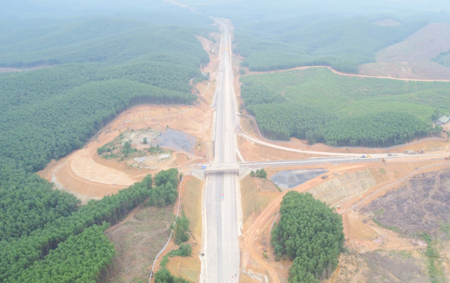 Theo phê duyệt, giai đoạn đầu dự án có mặt cắt ngang với quy mô 2 làn xe, bề rộng nền 12m.