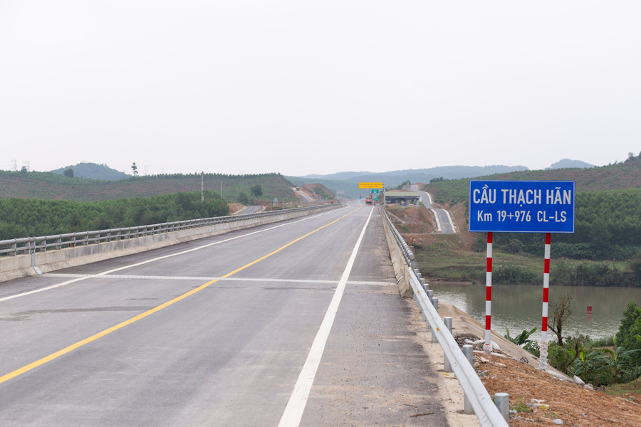 Đại diện chủ đầu tư, lãnh đạo Ban Quản lý dự án đường Hồ Chí Minh cho biết, trên toàn tuyến chính dự án dài hơn 98km qua 2 tỉnh Quảng Trị, Thừa Thiên - Huế đã hoàn thành từ ngày 31/11/2022 theo chỉ đạo của Chính phủ, Bộ GTVT.