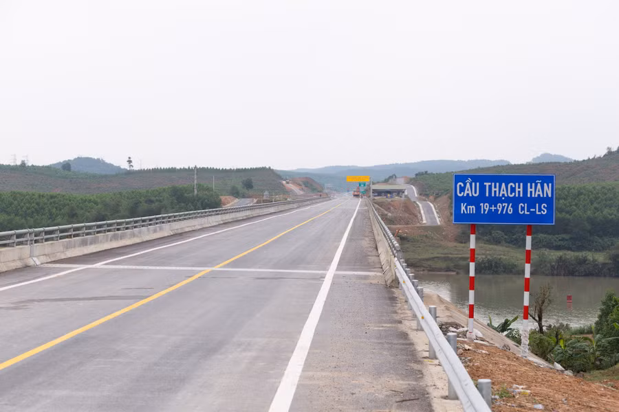 Đại diện chủ đầu tư, lãnh đạo Ban Quản lý dự án đường Hồ Chí Minh cho biết, trên toàn tuyến chính dự án dài hơn 98km qua 2 tỉnh Quảng Trị, Thừa Thiên - Huế đã hoàn thành từ ngày 31/11/2022 theo chỉ đạo của Chính phủ, Bộ GTVT.