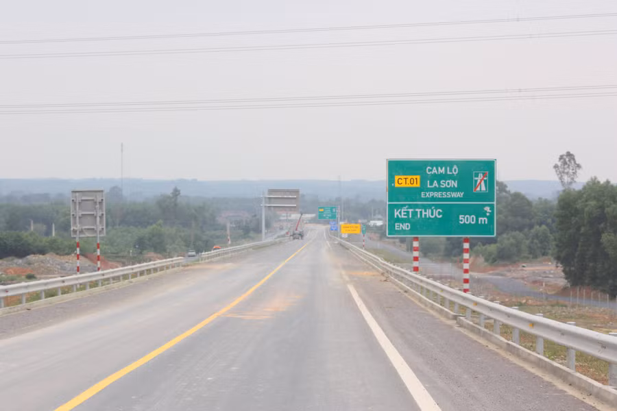 Dự kiến ngày 26 - 27/12 tới, Hội đồng kiểm tra Nhà nước sẽ tổ chức kiểm tra hiện trường và tổ chức họp tại UBND tỉnh Thừa Thiên Huế để thông qua kết quả nghiệm thu hoàn thành công trình cao tốc Cam Lộ - La Sơn.