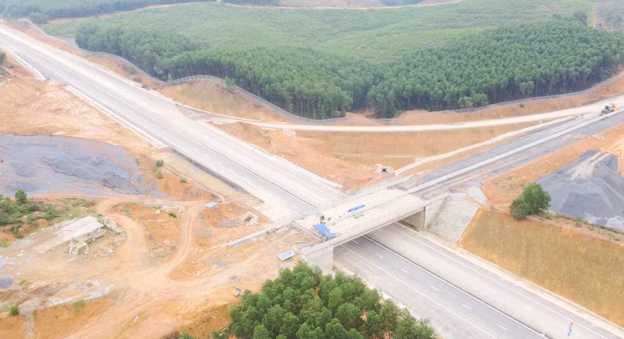 Điểm đầu tuyến từ Quốc lộ 9, xã Cam Hiếu (huyện Cam Lộ, tỉnh Quảng Trị), điểm cuối tại xã Lộc Sơn (huyện Phú Lộc, tỉnh Thừa Thiên - Huế).