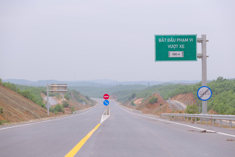 Biển chỉ dẫn đoạn đường được phép vượt trên tuyến cao tốc Cam Lộ - La Sơn.