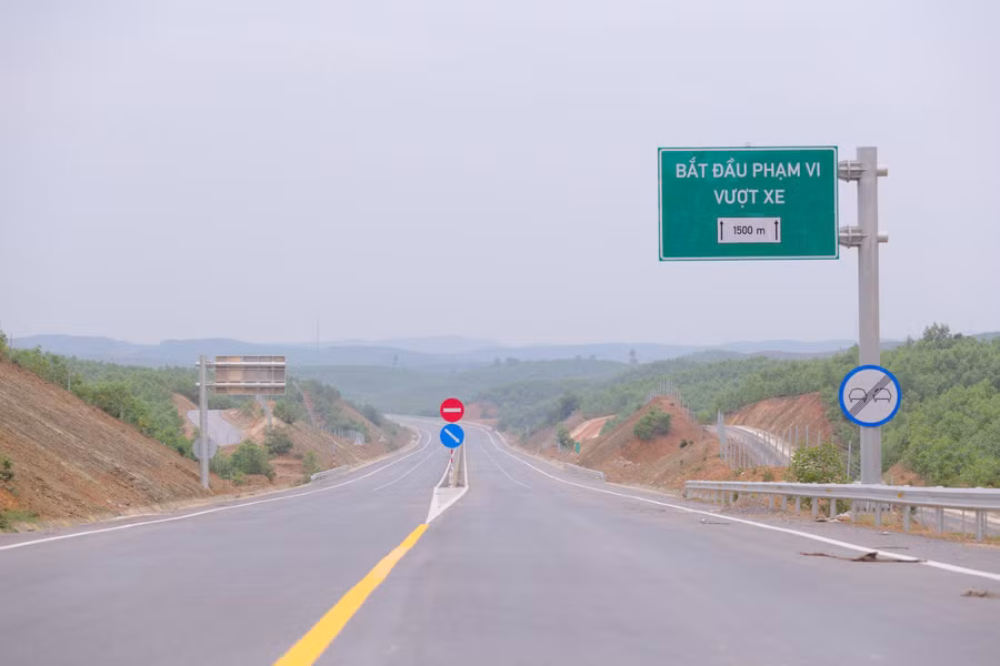 Biển chỉ dẫn đoạn đường được phép vượt trên tuyến cao tốc Cam Lộ - La Sơn.
