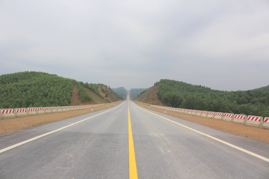 Cao tốc chỉ cho phép phương tiện giao thông cơ giới đường bộ được phép lưu thông; người đi bộ, xe thô sơ, xe gắn máy, xe mô tô và máy kéo; xe máy chuyên dùng có tốc độ thiết kế nhỏ hơn 70 km/h không được đi vào đường cao tốc.