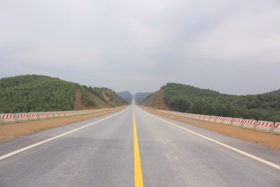 Cao tốc chỉ cho phép phương tiện giao thông cơ giới đường bộ được phép lưu thông; người đi bộ, xe thô sơ, xe gắn máy, xe mô tô và máy kéo; xe máy chuyên dùng có tốc độ thiết kế nhỏ hơn 70 km/h không được đi vào đường cao tốc.