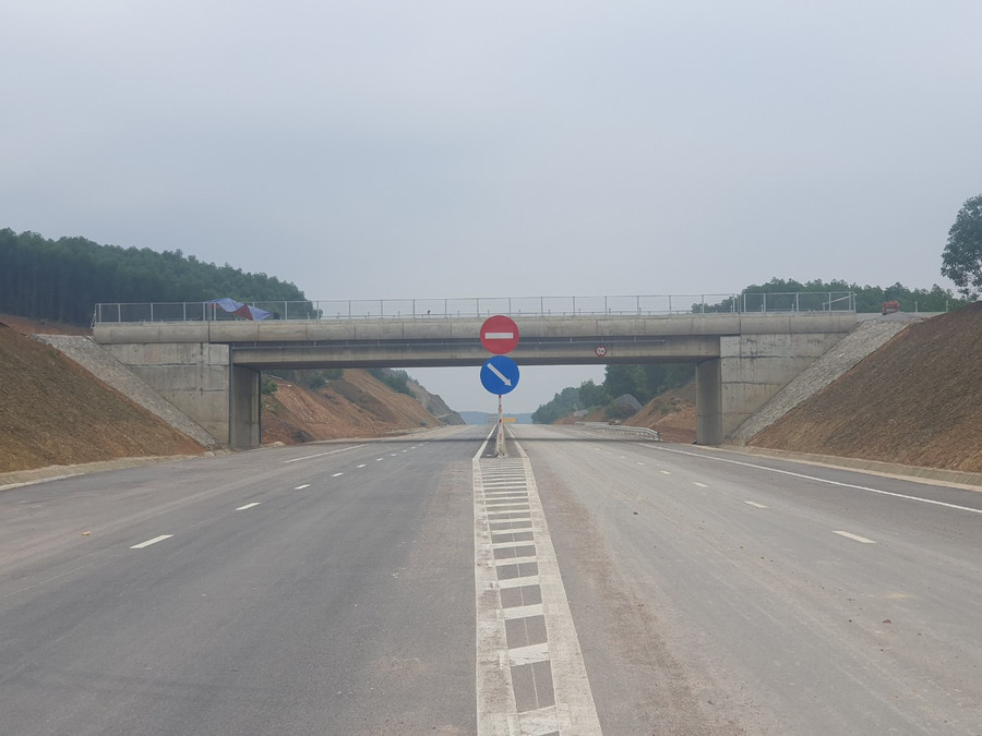 Hệ thống cầu vượt trên tuyến cao tốc Cam Lộ - La Sơn đã hoàn thành.