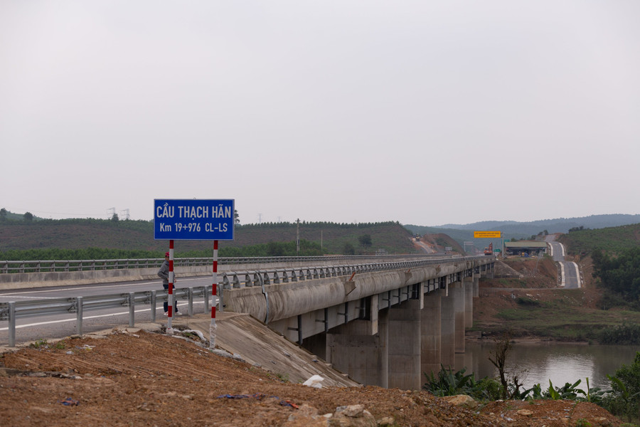 Đại diện chủ đầu tư, lãnh đạo Ban Quản lý dự án đường Hồ Chí Minh cho biết, trên toàn tuyến chính dự án dài hơn 98km qua 2 tỉnh Quảng Trị, Thừa Thiên - Huế đã hoàn thành từ ngày 31/11/2022 theo chỉ đạo của Chính phủ, Bộ GTVT.