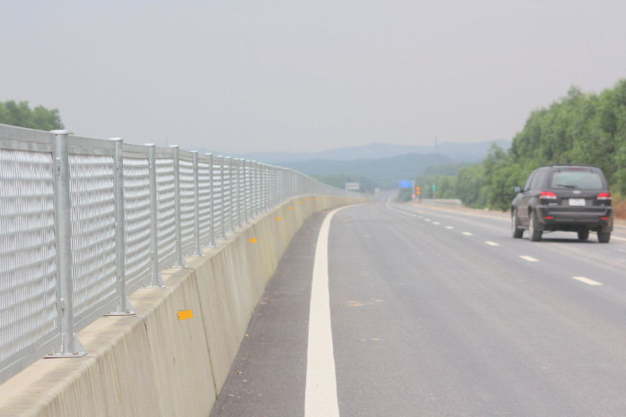 Dải phân cách được dựng ở giữa tuyến cao tốc, đoạn thiết kế 4 làn xe.