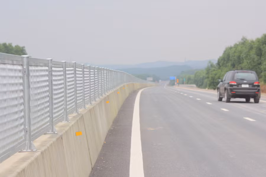 Dải phân cách được dựng ở giữa tuyến cao tốc, đoạn thiết kế 4 làn xe.