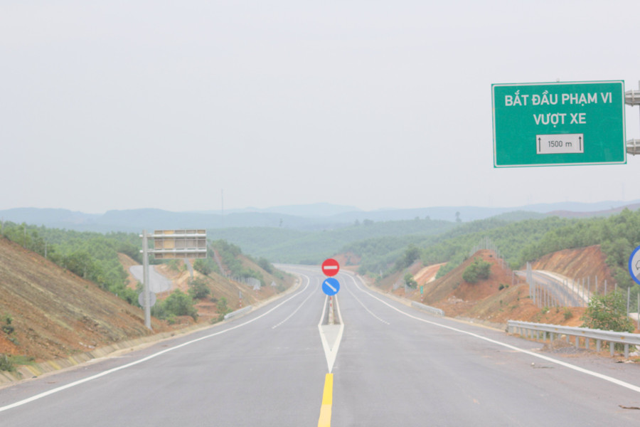 Hệ thống biển cảnh báo, chỉ dẫn đã được các đơn vị thi công hoàn thiện.