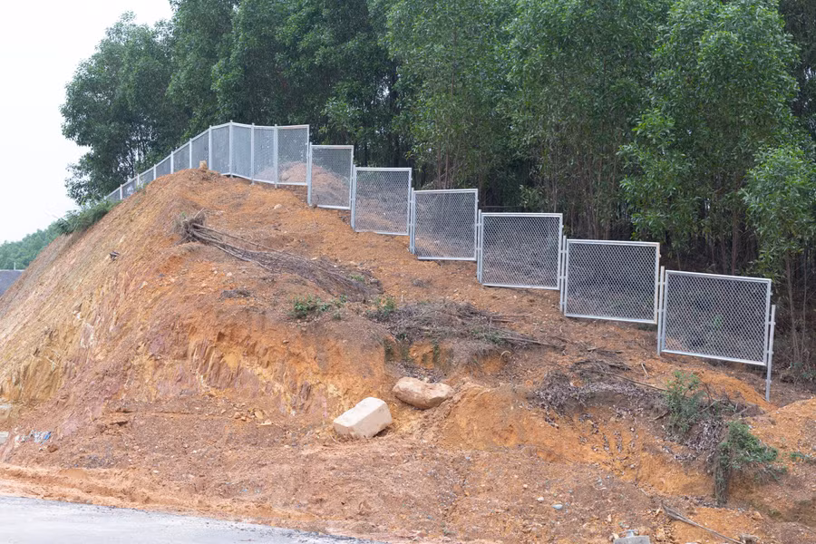 Cao tốc Cam Lộ - La Sơn được ngăn với bên ngoài bằng hệ thống hàng rào.