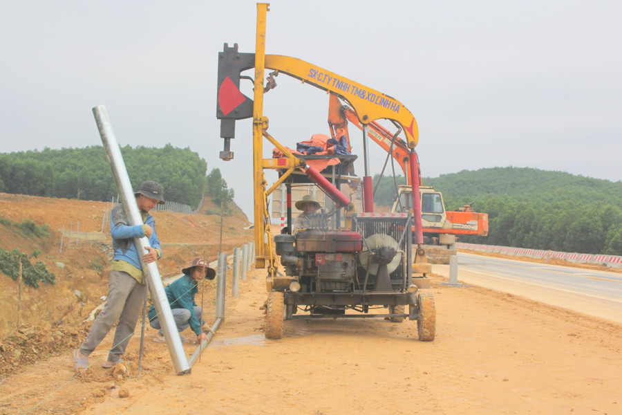 Các đơn vị tập trung xử lý dứt điểm những hạng mục phụ trợ, để đến ngày 25/12/2022, hoàn thành hạng mục như hộ lan, khe co giãn và đẩy nhanh tiến độ thi công rào chắn.