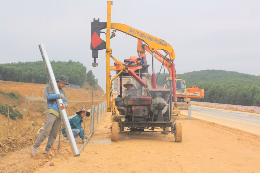 Các đơn vị tập trung xử lý dứt điểm những hạng mục phụ trợ, để đến ngày 25/12/2022, hoàn thành hạng mục như hộ lan, khe co giãn và đẩy nhanh tiến độ thi công rào chắn.