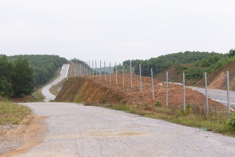 Cao tốc Cam Lộ - La Sơn được ngăn với bên ngoài bằng hệ thống hàng rào.
