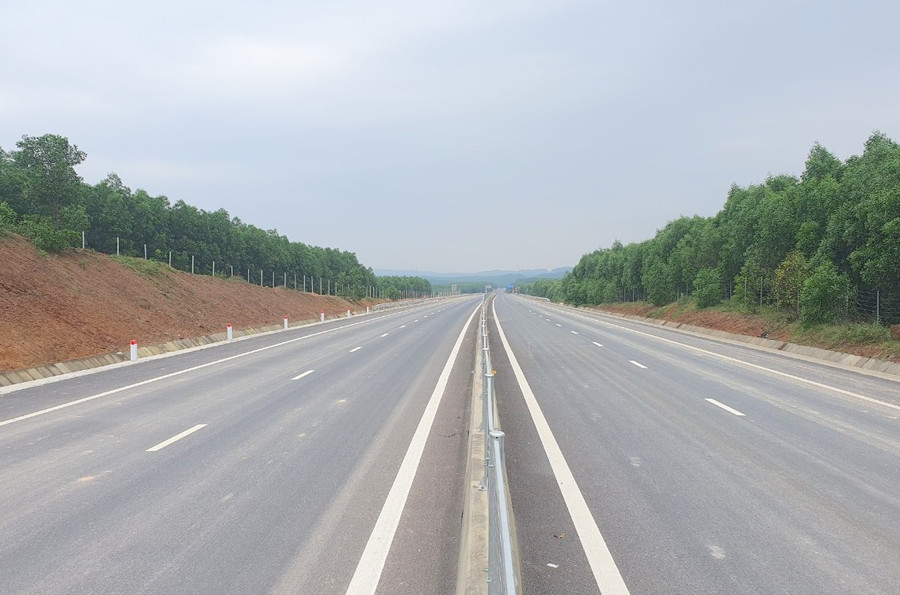 Riêng các đoạn vượt xe có quy mô 4 làn xe, bề rộng nền đường là 23m. Giai đoạn hoàn chỉnh, tuyến cao tốc này sẽ có quy mô 4 làn xe, bề rộng nền đường là 23m. Vận tốc thiết kế 80km/h.