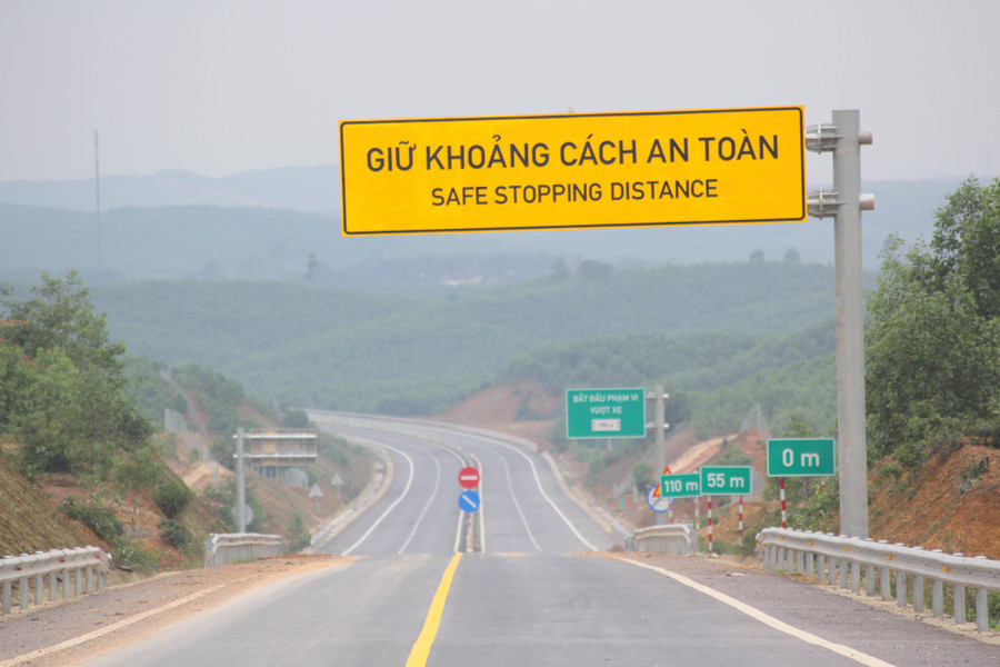 Dự án được khởi công năm 2019, với tổng mức đầu tư dự án hơn 7.600 tỷ đồng từ nguồn vốn trái phiếu Chính phủ với 11 gói thầu xây lắp. Đây là dự án đầu tiên trong 11 dự án thành phần của cao tốc Bắc - Nam phía Đông giai đoạn 2017-2020.