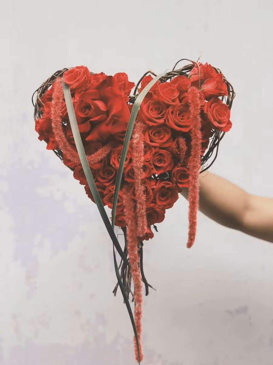 Những bước đầu mới vào nghề, Đức Lợi gặp không ít khó khăn khi theo đuổi đam mê cắm hoa. Cũng nhờ mẹ hỗ trợ những điều nhỏ nhặt nhất, như chăm anh từng bước đi, bữa cơm lúc về muộn, thu vén góc sáng tác đầy chất nghệ sĩ của anh mỗi ngày. Đặc biệt, mẹ anh đã truyền cho anh niềm đam mê đối với con đường anh đã chọn. “Mẹ vừa là fan hâm mộ với mọi tác phẩm của mình, lại vừa là nhà phê bình dưới góc nhìn của đa số khán giả để mình hiểu rõ hơn về cách những người không chuyên nhìn tác phẩm của mình”.