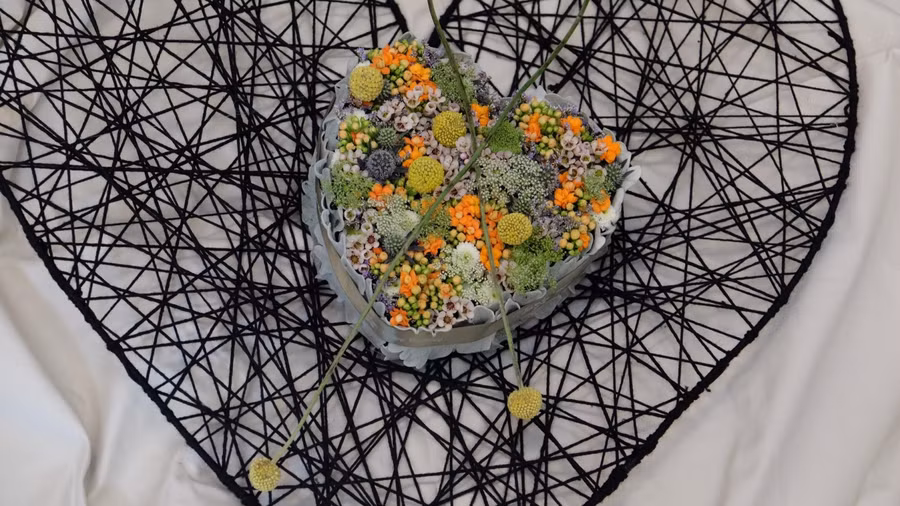 Kể về người mẹ của mình, Đức Lợi cho biết, mẹ anh cũng đơn sơ và ấm áp như bao người mẹ khác trên đời. Với riêng anh, mẹ là người giúp anh biết khiêm tốn, động viên khi anh vấp ngã trong cuộc đời. Anh kể: “Tôi có may mắn khi vừa bước vào nghề đã được học với các bậc thầy trong nghề cắm hoa, vì thế tôi thành công khá sớm. Chính những lúc đó, mẹ đã luôn ghìm tôi lại, nói cho tôi biết phải khiêm tốn như thế nào”.