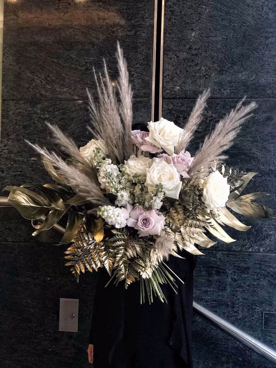 Đó chính là những gì mẹ anh từng khuyên anh. Hay như tác phẩm những cánh thiên điểu anh cũng lấy cảm hứng rằng mẹ như những cánh lan moraka đỏ tuy mảnh mai nhưng rất mạnh mẽ đã nâng đỡ cho những bông thiên điểu vàng là những đứa con vươn cao và bay xa trong cuộc đời.