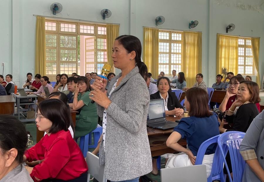 Giáo viên chia sẻ thuận lợi, khó khăn và vướng mắc trong buổi tập huấn. Giáo viên chia sẻ thuận lợi, khó khăn và vướng mắc trong buổi tập huấn.