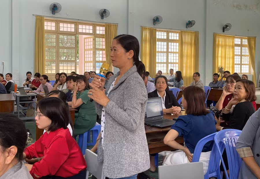 Giáo viên chia sẻ thuận lợi, khó khăn và vướng mắc trong buổi tập huấn.