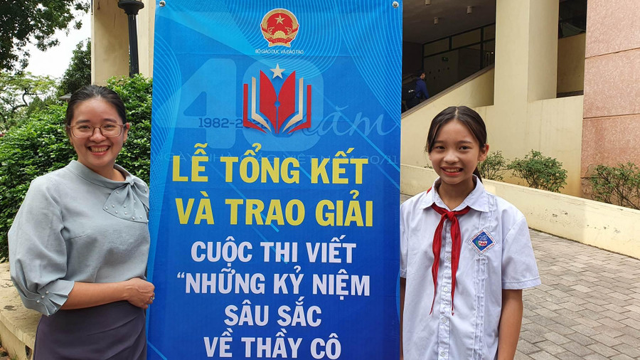 Em Hoàng Thị Phương chụp ảnh lưu niệm cùng mẹ. Em Hoàng Thị Phương chụp ảnh lưu niệm cùng mẹ.