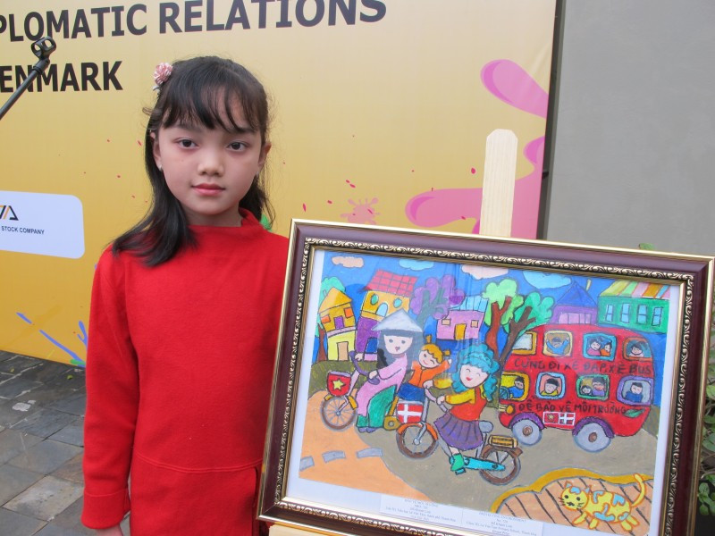 Nữ sinh Đỗ Khánh Linh bên bức tranh đoạt giải Đặc biệt của mình. Ảnh: L.Q.V Nữ sinh Đỗ Khánh Linh bên bức tranh đoạt giải Đặc biệt của mình. Ảnh: L.Q.V