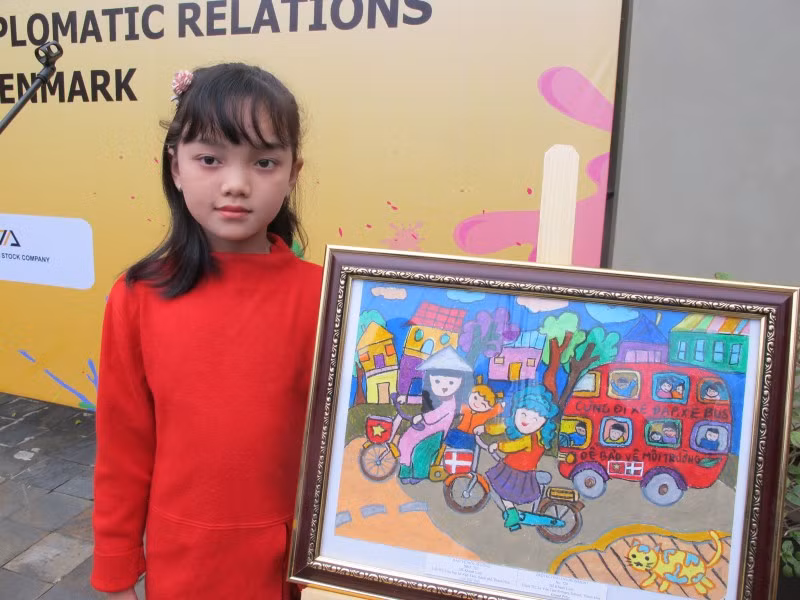 Nữ sinh Đỗ Khánh Linh bên bức tranh đoạt giải Đặc biệt của mình. Ảnh: L.Q.V