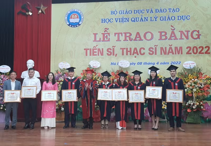 Các học viên có thành tích xuất sắc được vinh danh khen thưởng