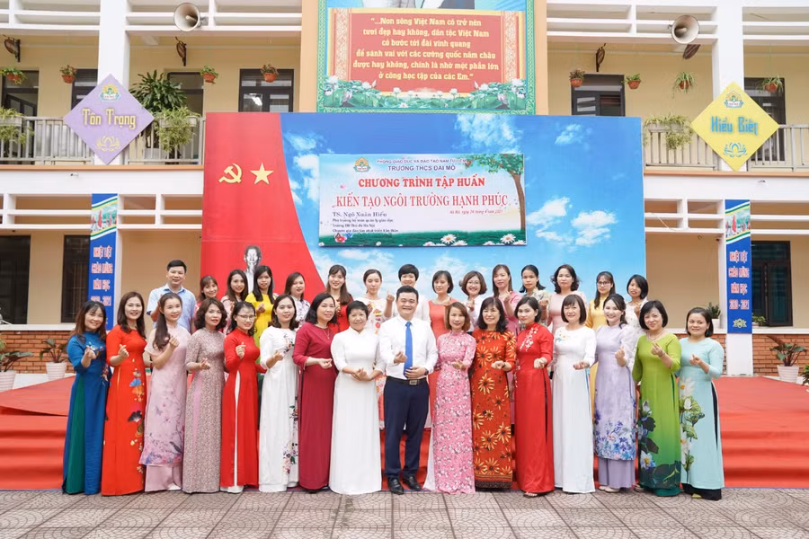 TS Ngô Xuân Hiếu và thầy cô giáo tham gia Chương trình tập huấn Kiến tạo ngôi trường hạnh phúc tại trường THCS Đại Mỗ. Ảnh tư liệu