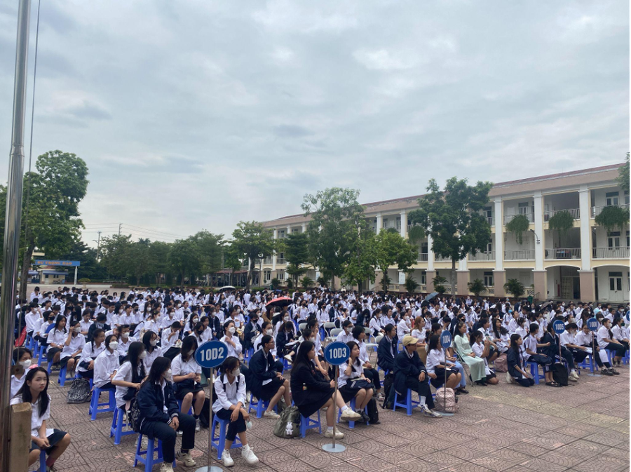 Gần 1000 học sinh THPT Đông Mỹ tham dự chương trình. Gần 1000 học sinh THPT Đông Mỹ tham dự chương trình.