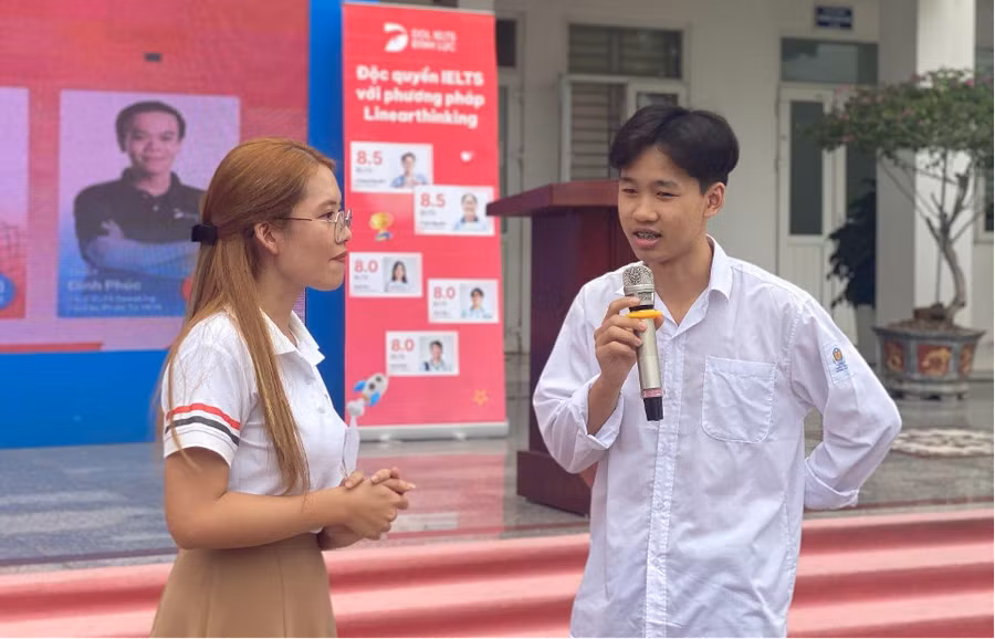 Các bạn hăng hái phát biểu để nhận những món quà của DOL.