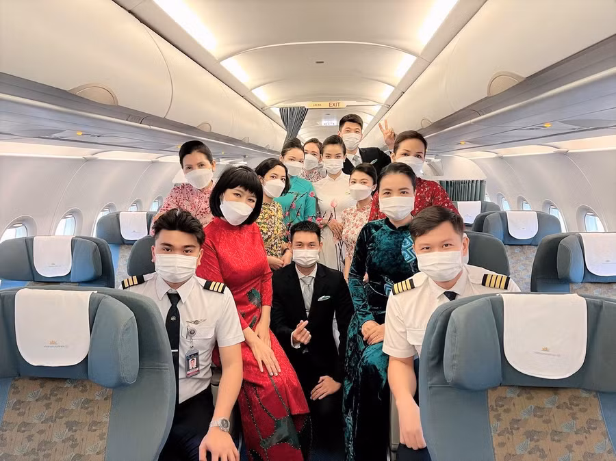 Áo dài truyền thống xuất hiện trên các chuyến bay Tết.