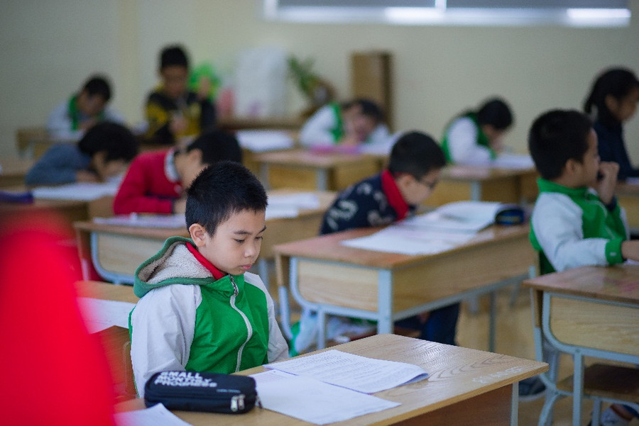 Các em học sinh trong phòng thi Các em học sinh trong phòng thi