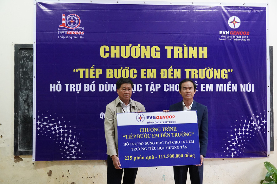Chương trình “Tiếp bước em đến trường” hỗ trợ hàng trăm phần quà đến học sinh khó khăn. Chương trình “Tiếp bước em đến trường” hỗ trợ hàng trăm phần quà đến học sinh khó khăn.