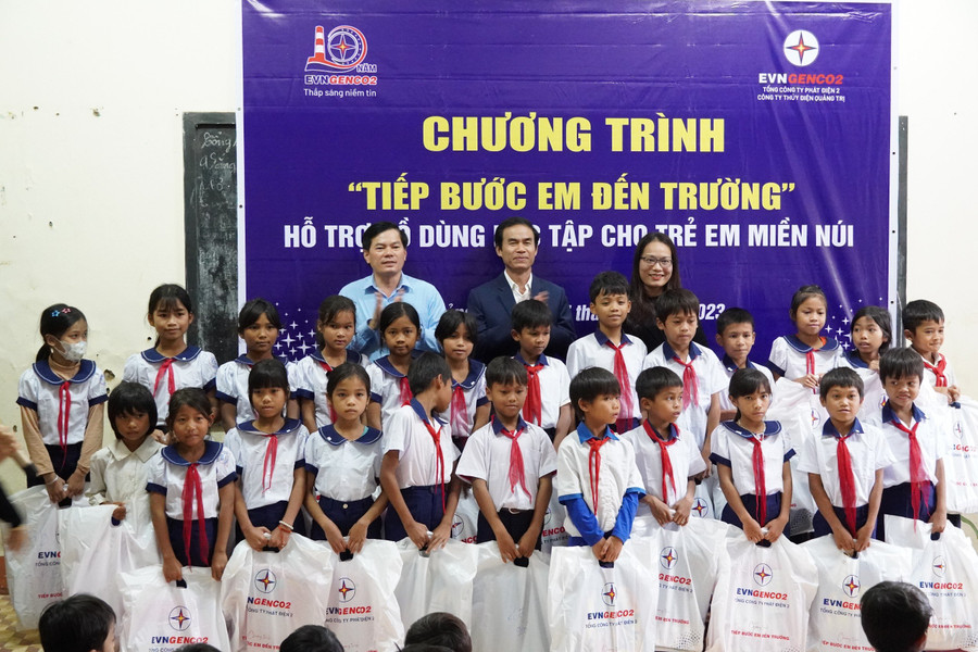 Niềm vui hiện hữu trên gương mặt các em học sinh khi được nhận những món quà từ Tổng Công ty Phát điện 2 và Công ty TĐQT. Niềm vui hiện hữu trên gương mặt các em học sinh khi được nhận những món quà từ Tổng Công ty Phát điện 2 và Công ty TĐQT.