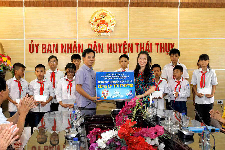 Đại diện Phòng Giáo dục huyện Thái Thụy, Thái Bình nhận quà và học bổng từ chương trình 