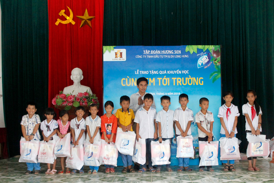 Phó chủ tịch UBND xã Cẩm Trung, Hà Tĩnh trao quà cho các em nhỏ