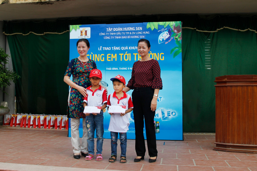 Hai suất học bổng dành cho hai em học sinh có hoàn cảnh đặc biệt khó khăn tại trường Tiểu học Việt Thuận