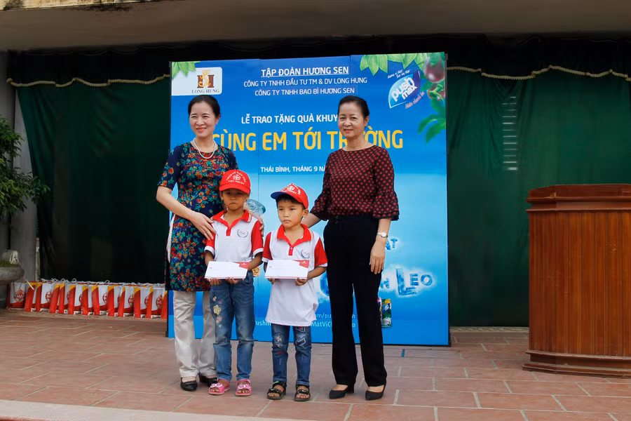 Hai suất học bổng dành cho hai em học sinh có hoàn cảnh đặc biệt khó khăn tại trường Tiểu học Việt Thuận